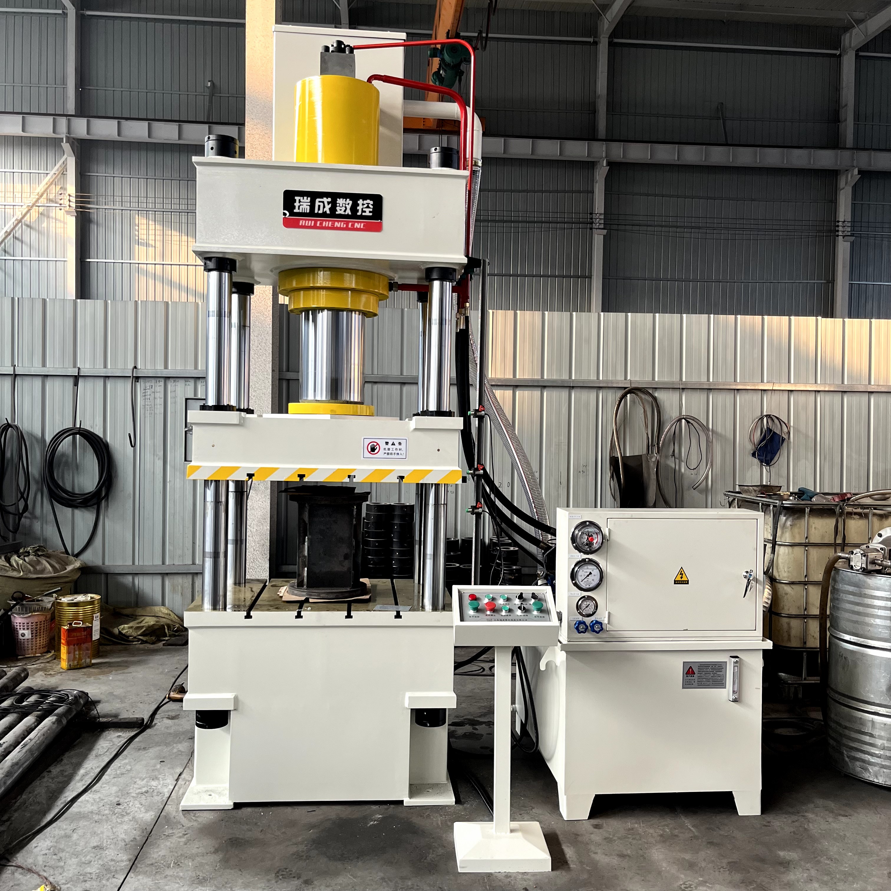 四柱液壓機：壓制金屬防護網