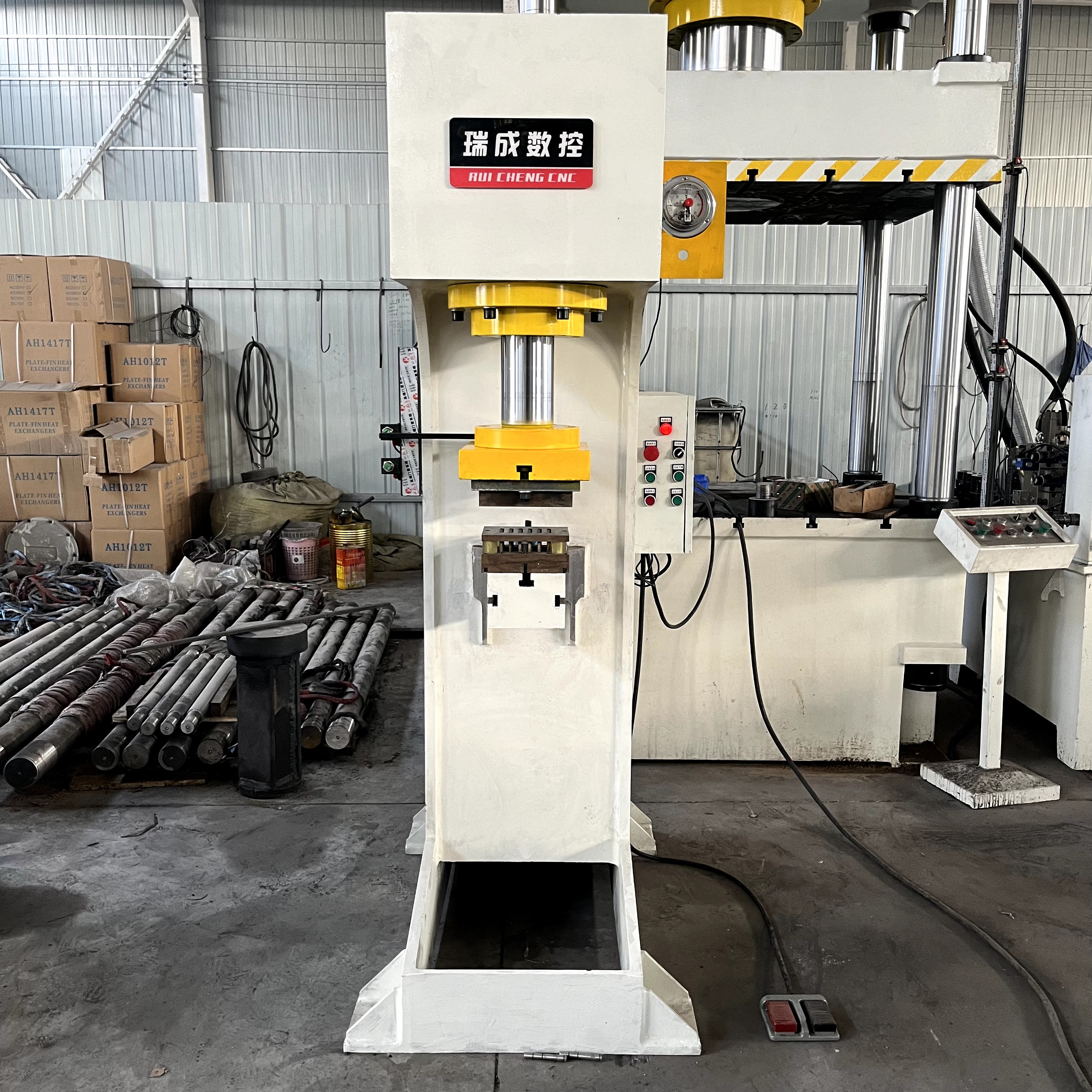 單臂液壓機(jī)壓制百葉窗